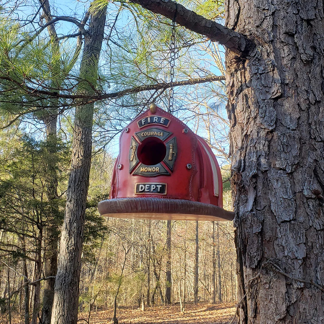 Vintage Red Firefighter Helmet Birdhouse – Decorative Retro Style Nesting Box for Garden